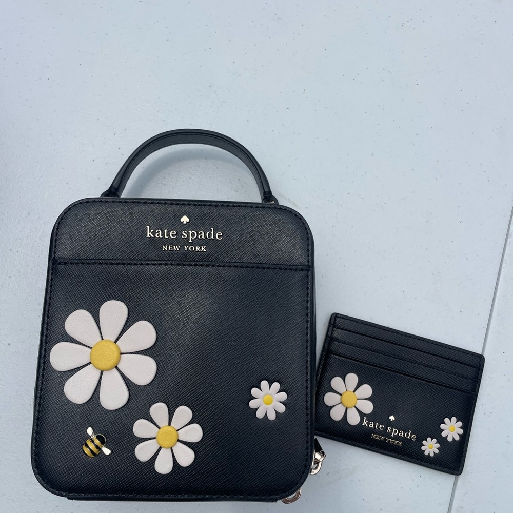 Kate Spade New York
DAISY FLOWER VANITY CROSSBODY BAG & CARD HOLDER